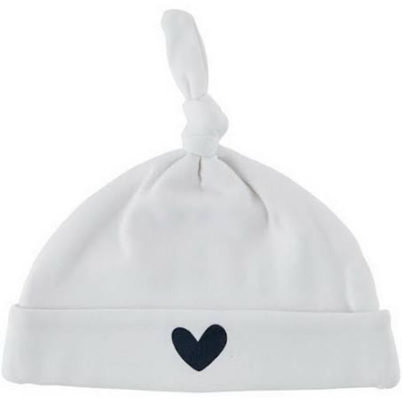 Sweet, adorable knotted gown and hat for newborn with heart. - Picture 2 of 2